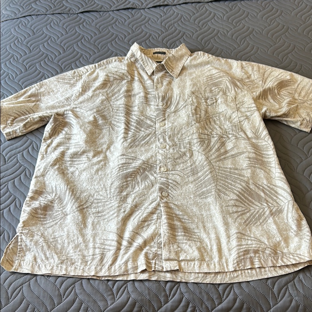 EUC - 🏝️ Weekender Tan/Cream  Casual Button Down Shirt
